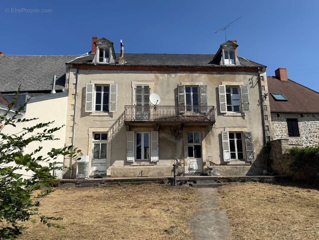 Auv 1227 : Maison de bourg à rénover, jardin, garages et grange - photo 34