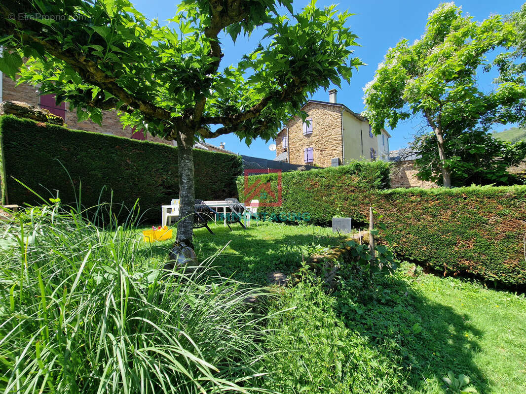 Maison à LAVAL-ROQUECEZIERE