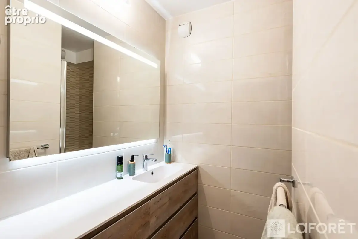 Appartement en rez-de-jardin de 157 m2 - métro Cuire - photo 13