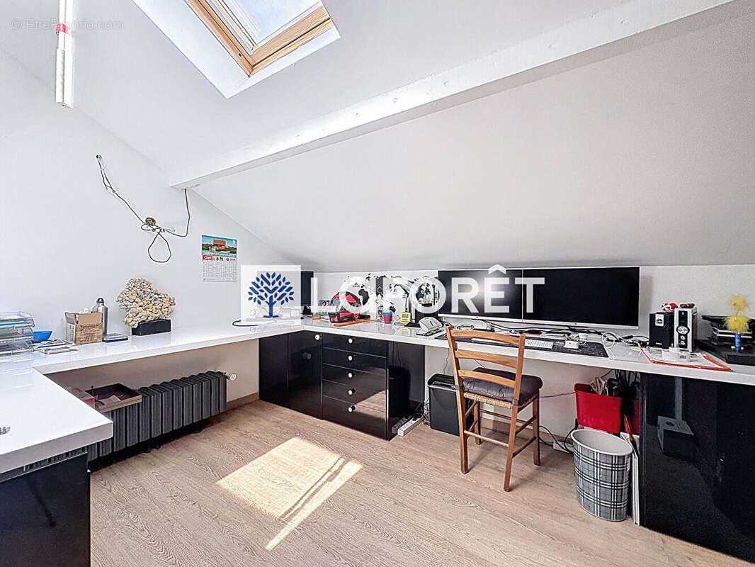 Maison coeur village de Tramoyes de 232,49m² et son terrain avec piscine de 942m² - photo 11