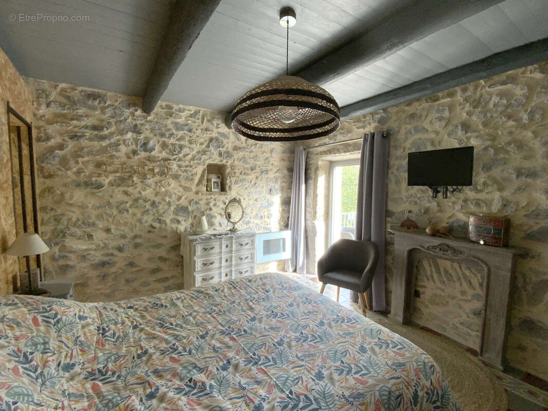 Maison en pierre rénovée avec jardin arboré. - photo 6