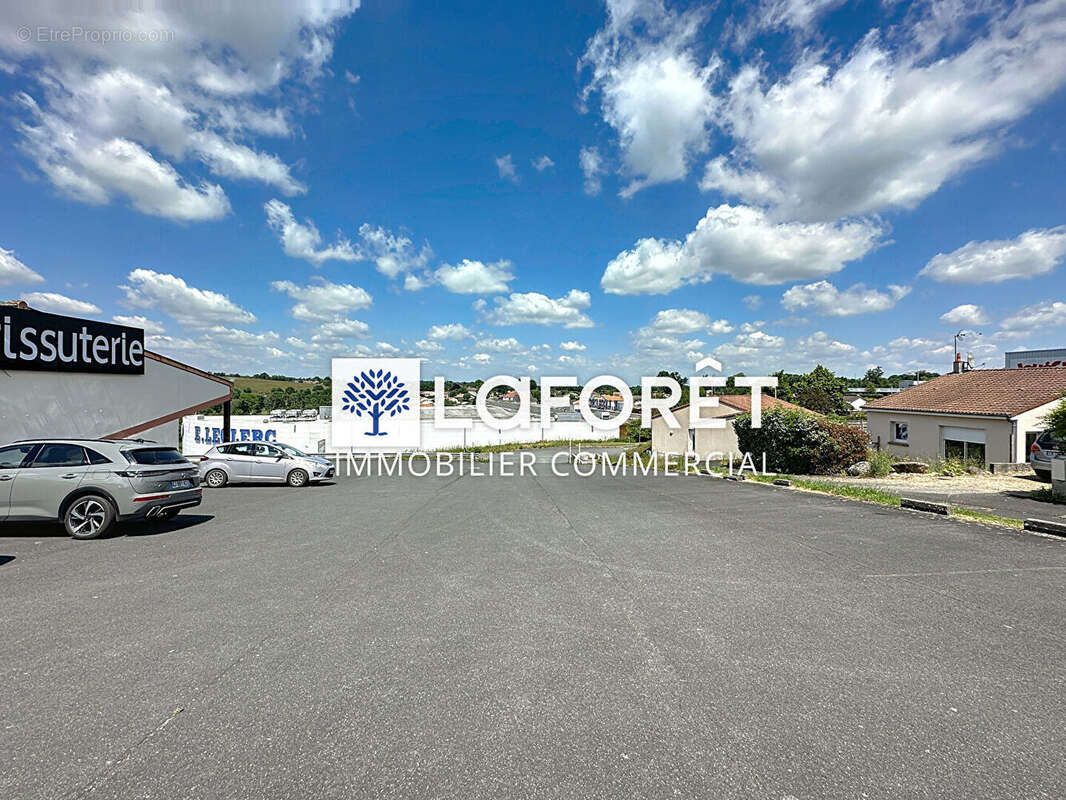 Local commercial Bressuire 743 m2 - photo 2