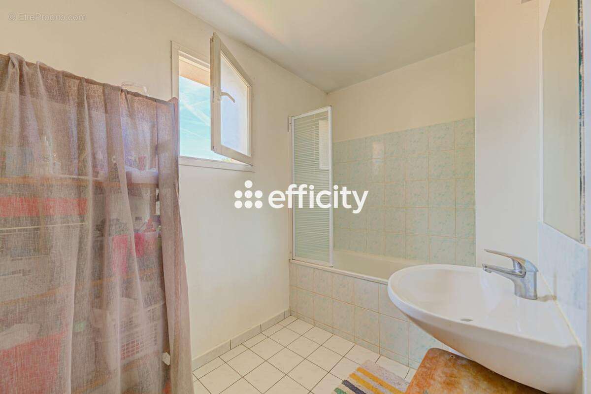 Maison 84 m² à Combs-La-Ville  - photo 9