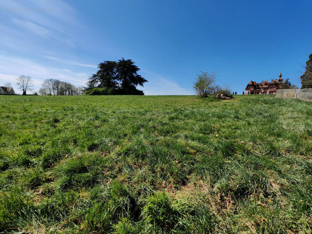 Terrain à ISSY-L'EVEQUE