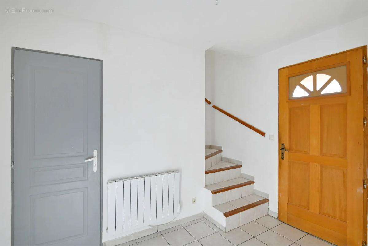 Maison à SAINT-JULIEN-LES-ROSIERS