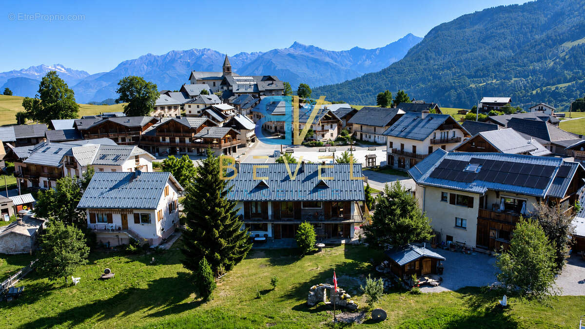 (73) ALBIEZ-MONTROND - Ensemble immobilier 3 logements et murs commerciaux - Hyper-centre du village - Jardins - photo 6