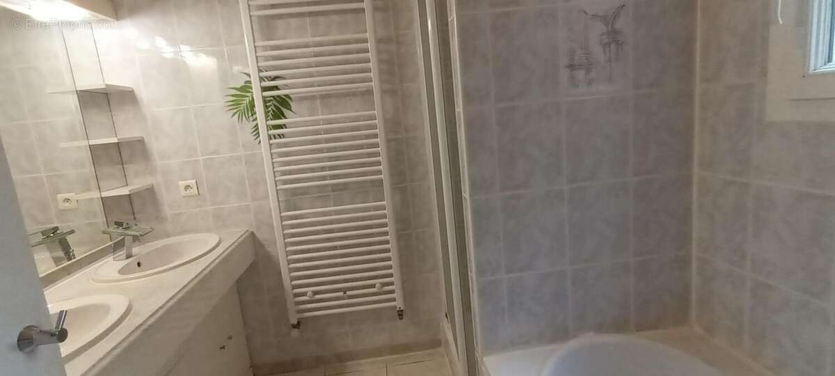 Appartement à BAGNOLS-SUR-CEZE