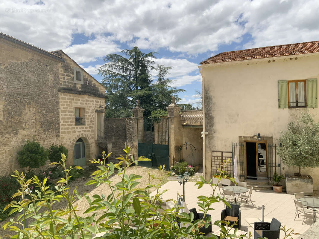 Mas de village du XIXo siècle avec cour , piscine dans un village avec commerces. - photo 4