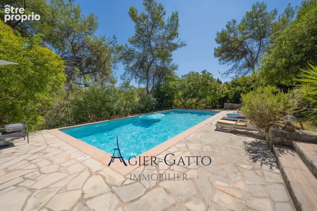 Roquefort-les-Pins -Une propriété au cœur de la verdure, conjuguant beaux volumes intérieurs, piscine et généreux espaces extéri - photo 3