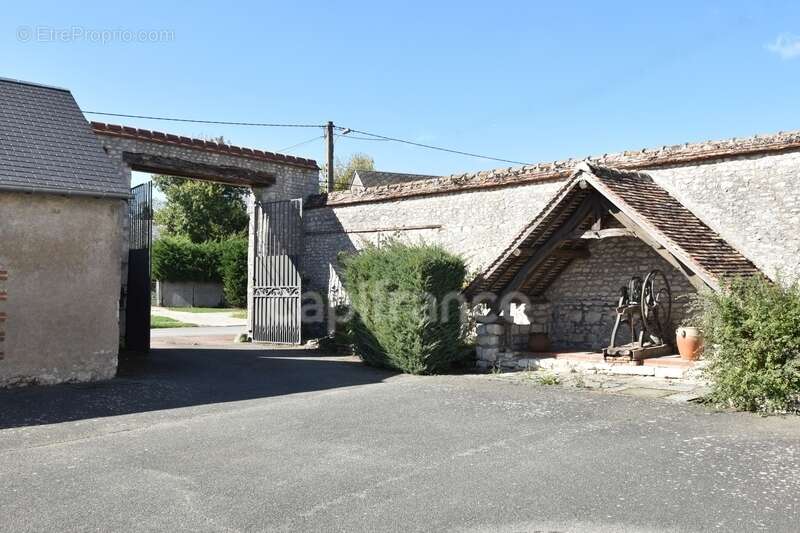 Grande maison (170 m², 11 pièces) Salle de reception (115 m²) Grand hangar (350 m²) à vendre TIVERNON (45) - photo 2