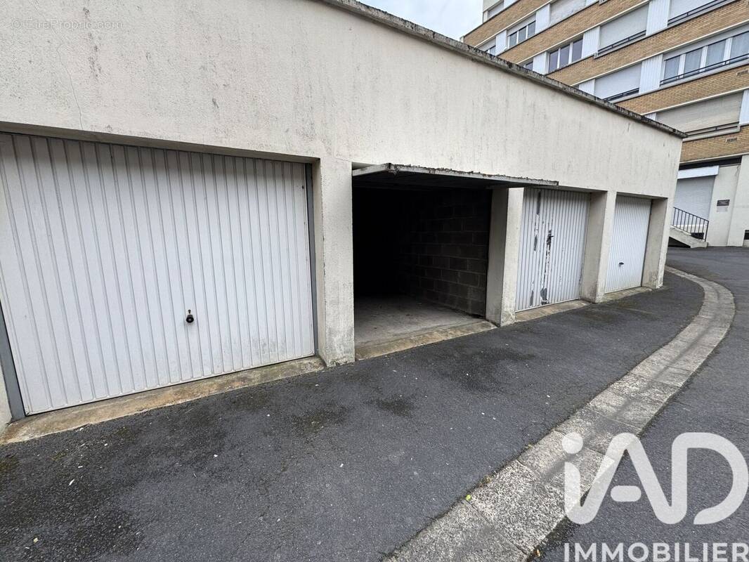 Photo 1 - Parking à VALENCIENNES