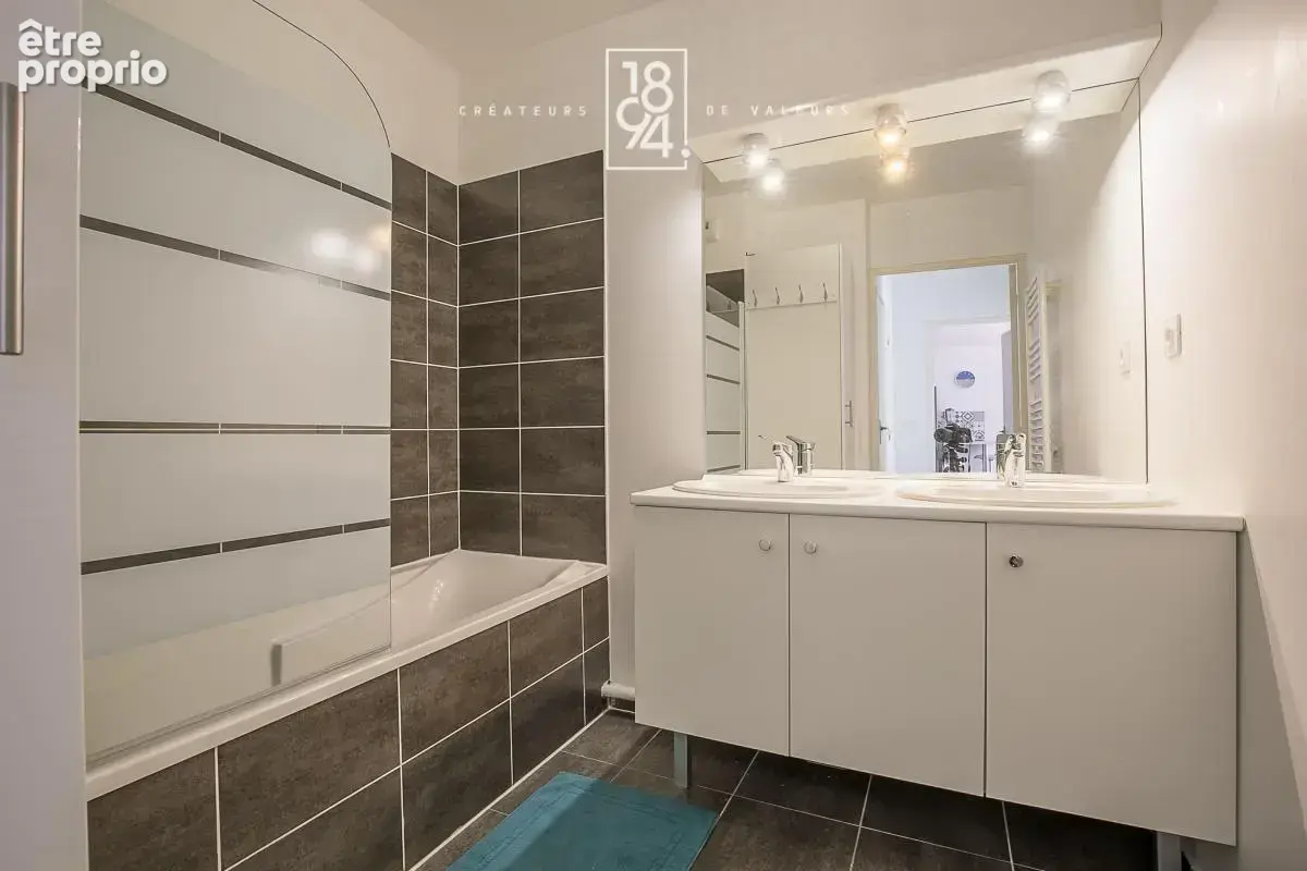 À vendre -T3 lumineux avec terrasse - Marseille 13009 secteur Cabot - photo 9