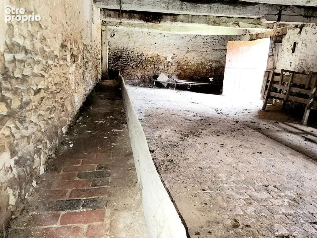 Vesly - Belle grange en pierres de 217 m2 au sol à aménager complètement - Toiture neuve - viabilisée en Eau et en électricité s - photo 11