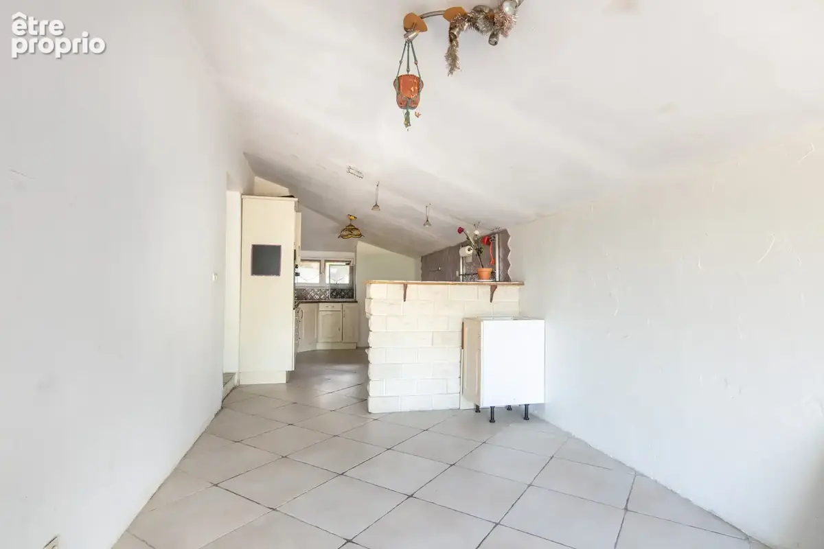 Maison individuelle de plain-pied type t5 avec garage, caves, combles aménageables et plus de 8 200 m2 de terr - photo 8