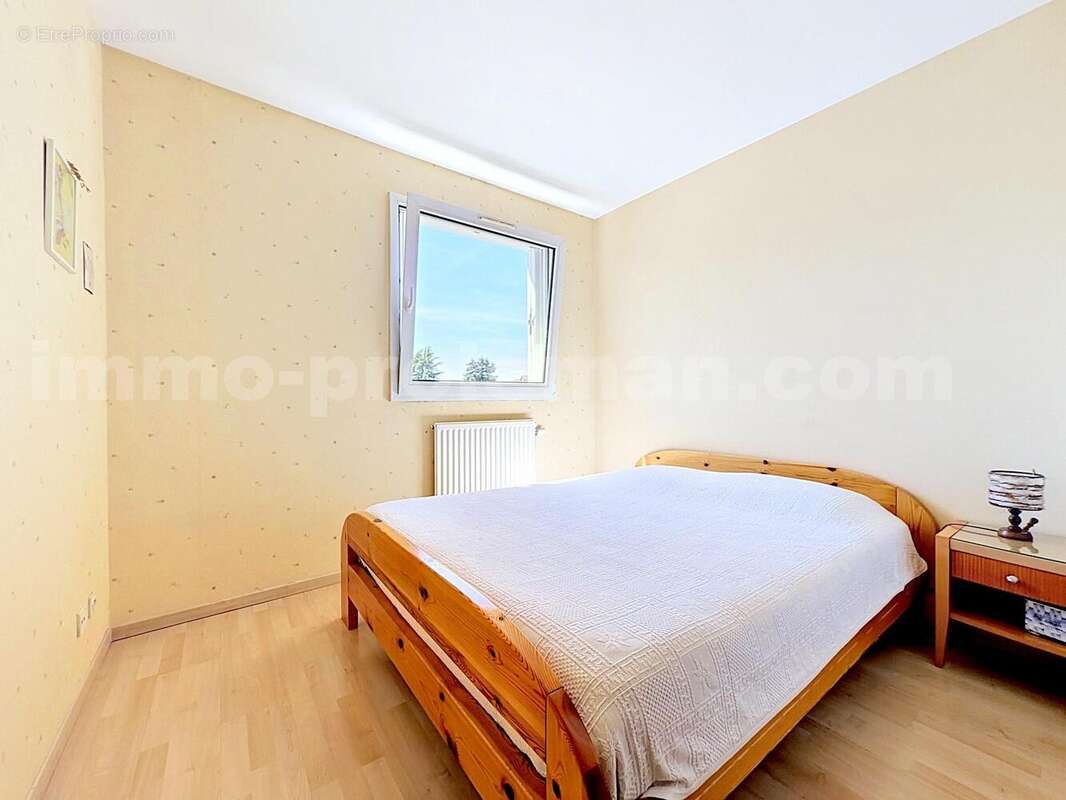 Appartement_T4_Annemasse_transformé_en_T3_Proche_Genève_Ceva_tram_Suisse_investissement_hyper_centre_Séjour_balcon_vue_cuisine_chambre_1_ - Appartement à ANNEMASSE