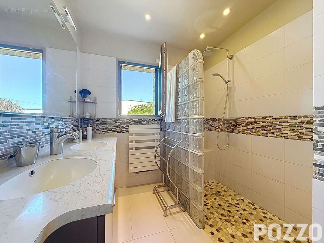Élégance contemporaine aux portes de Granville , Villa d'exception avec piscine, prestations haut de gamme et performance énergé - photo 9