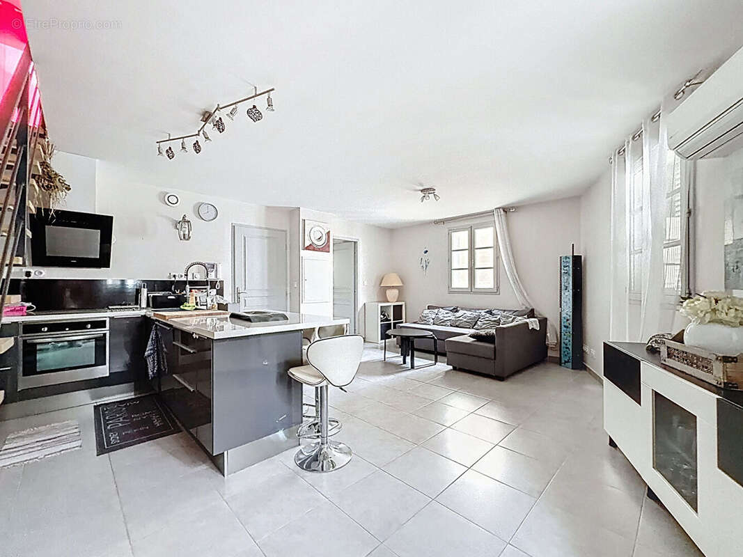 Duplex de  95.92 m2 avec Terrasse et Double Garage , Coeur Historique d'Avignon - photo 2