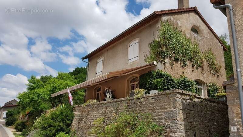 Maison à SAINT-SERNIN-DU-PLAIN