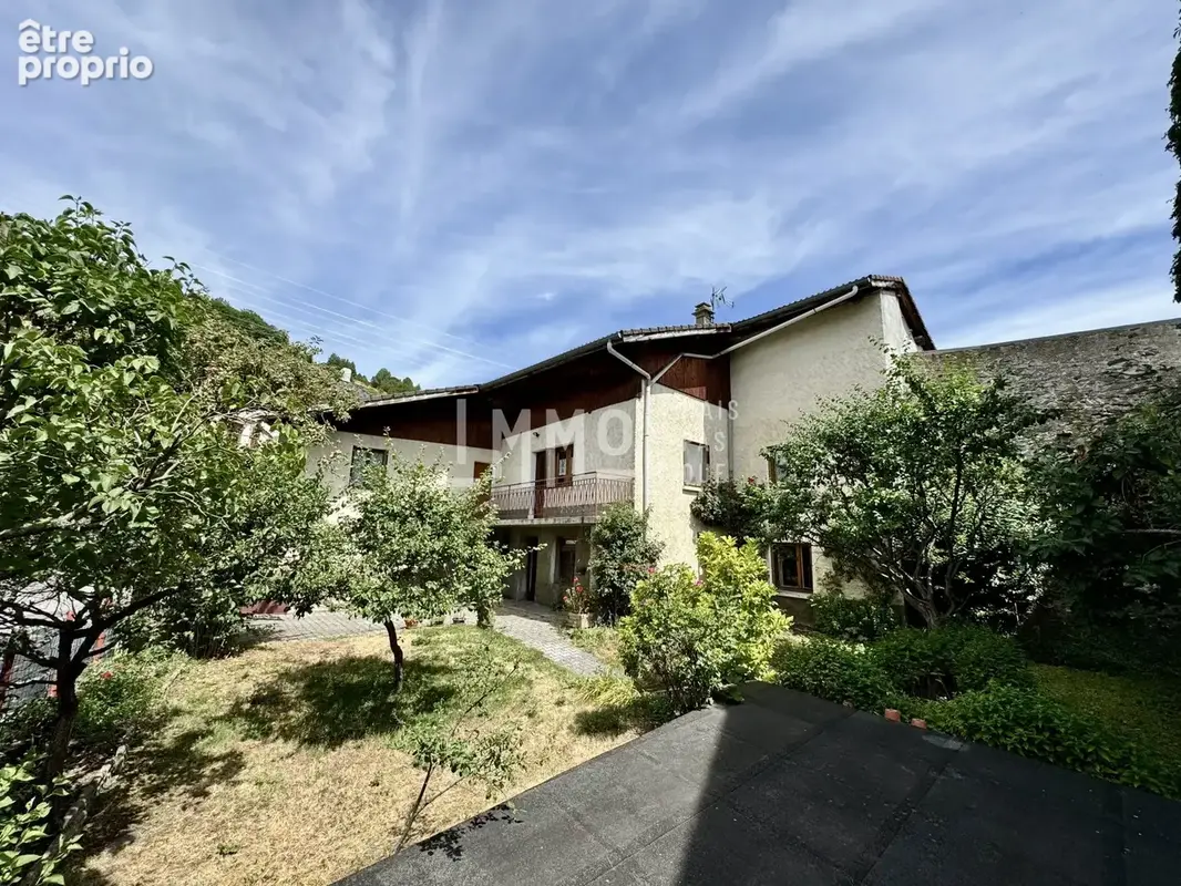 Maison à LES CHAPELLES
