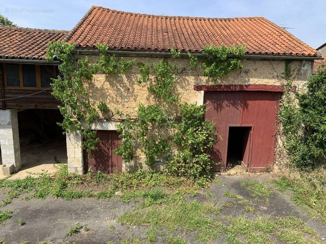 Ensemble immobilier proche de la Rochefoucauld - photo 2