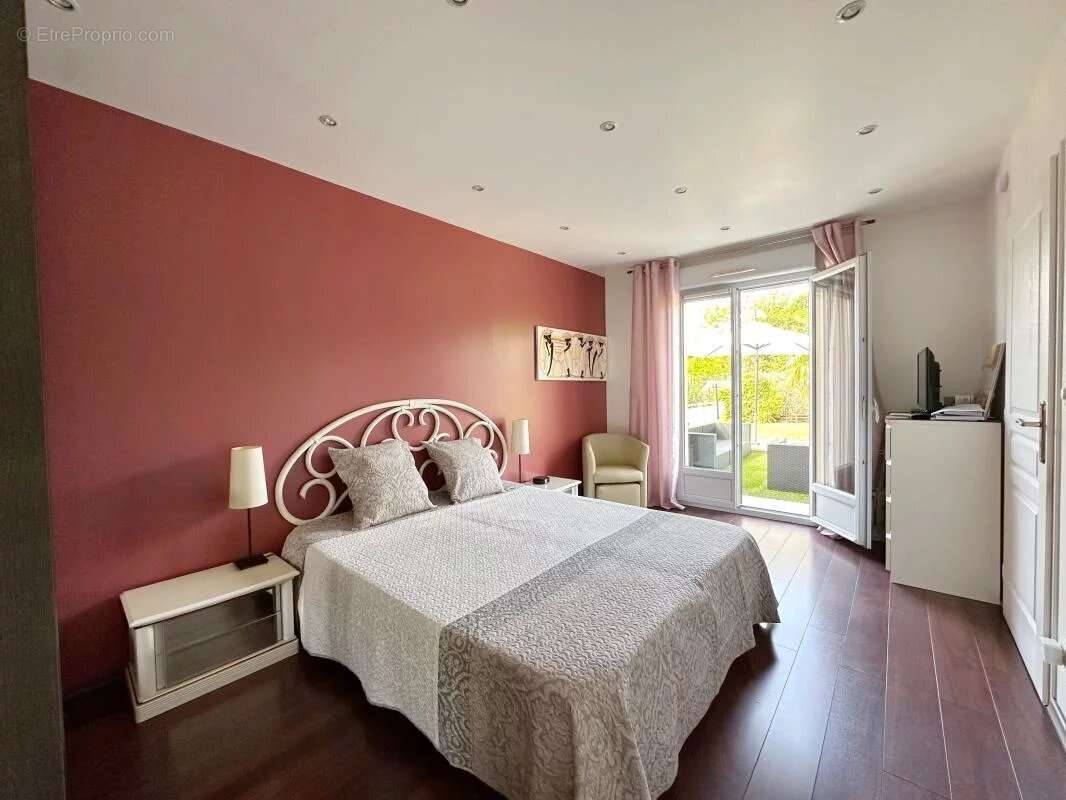 Rare et unique - Domaine de 240m2 (219 m2 carrez) - photo 7