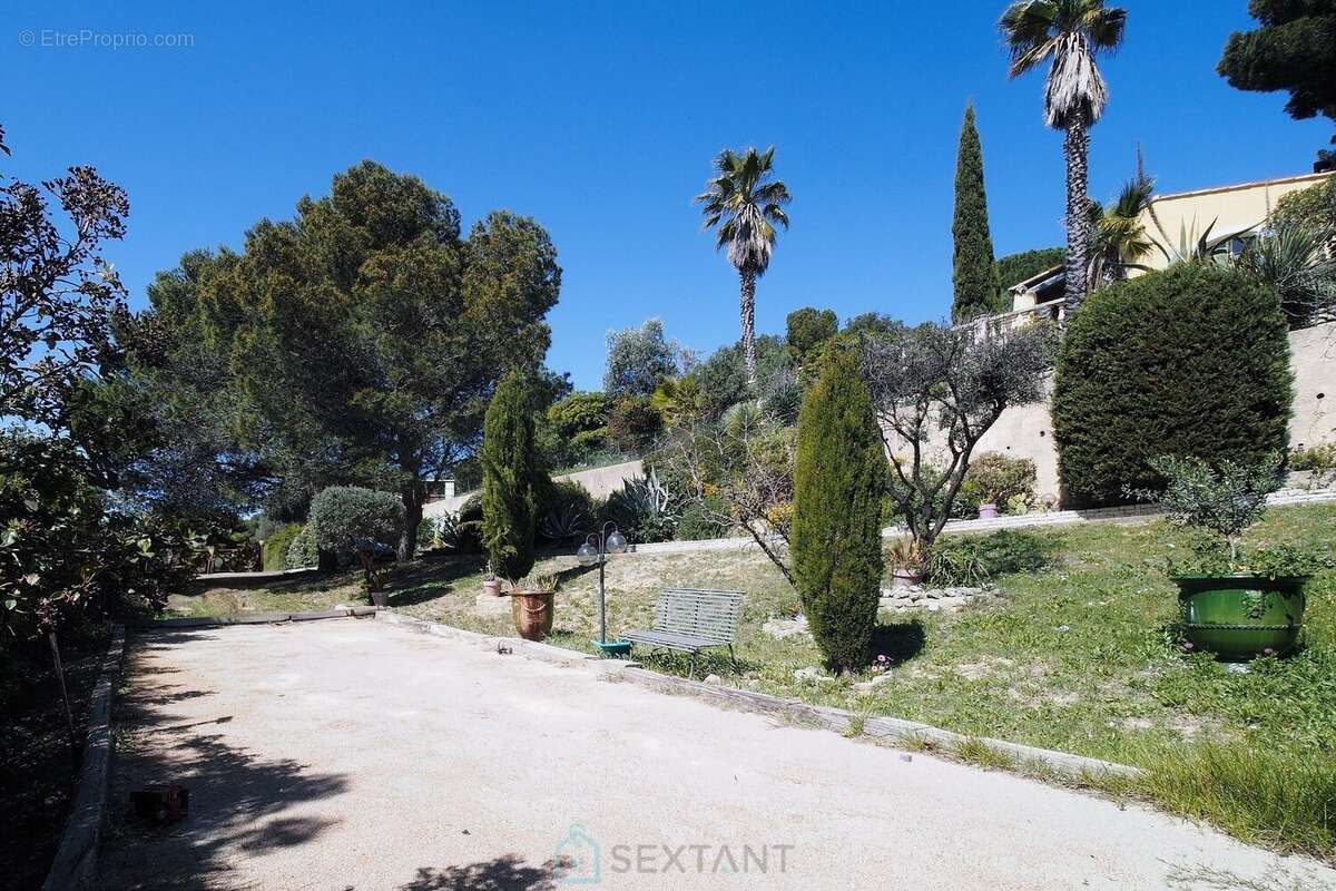 Maison à SAINT-MITRE-LES-REMPARTS