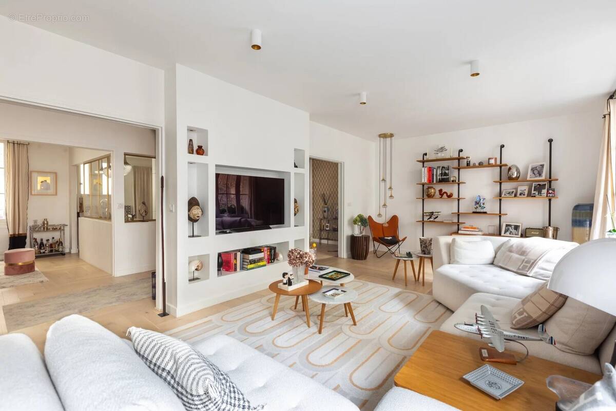 Appartement à PARIS-16E