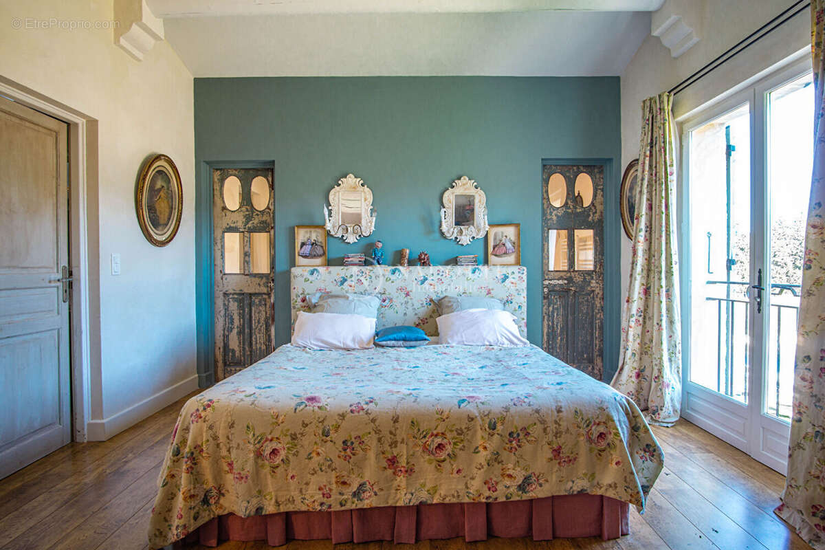 Propriété d'exception à vendre avec vue sur le château de Lagnes . - photo 9