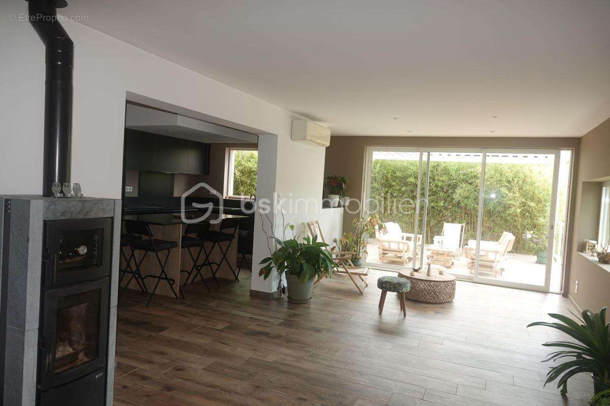 Maison individuelle de 220m2 avec 2 appartements - piscine - garage - jardin arbore - photo 11