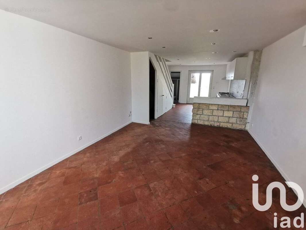 Appartement 174 m² à Saint-Martin-De-Laye  - photo 3