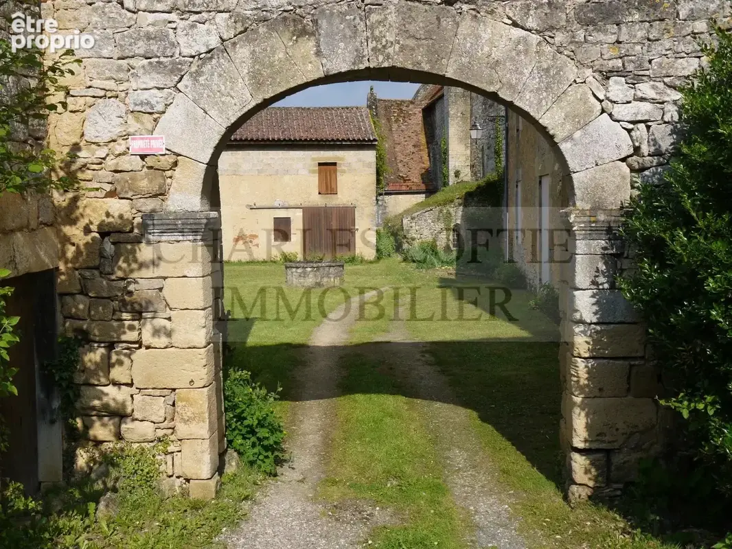  Propriété mitoyenne dans un château Médiéval du 14ème et 15eme siècles - photo 19