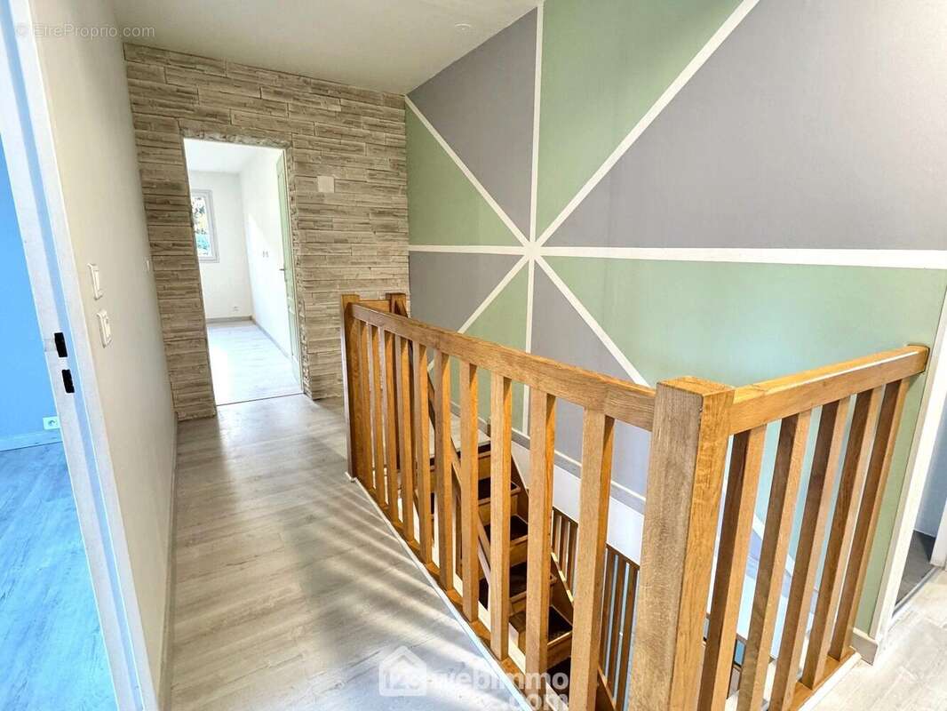 Arrivée sur le palier de l&#039;étage - Maison à BONDOUFLE