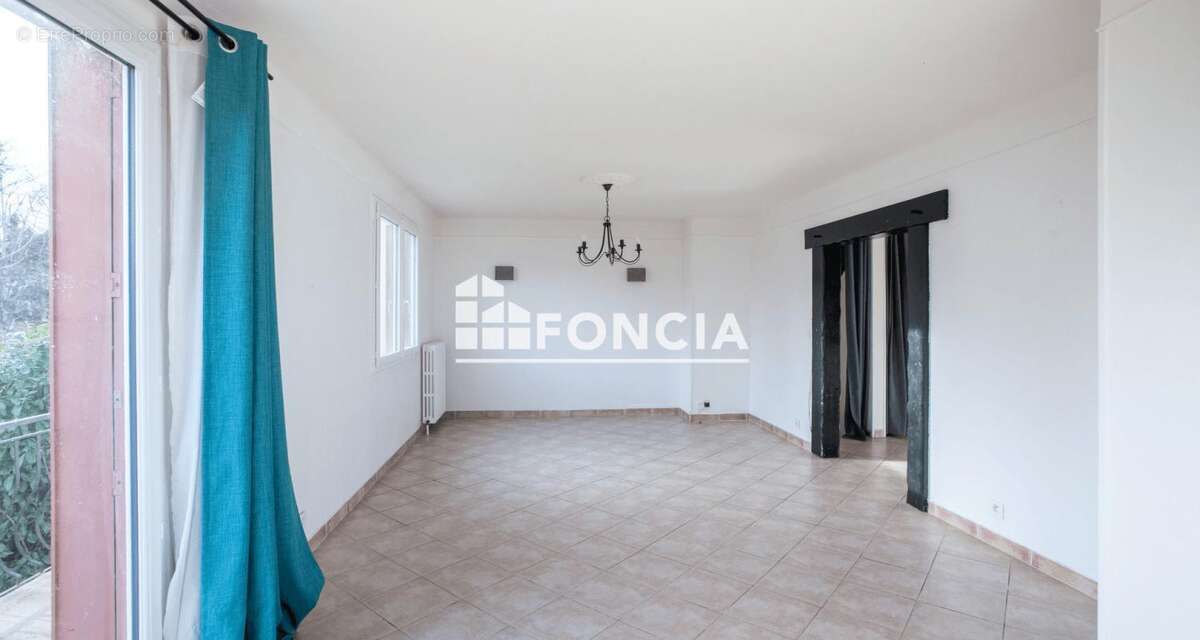 Maison à LE MESNIL-SAINT-DENIS