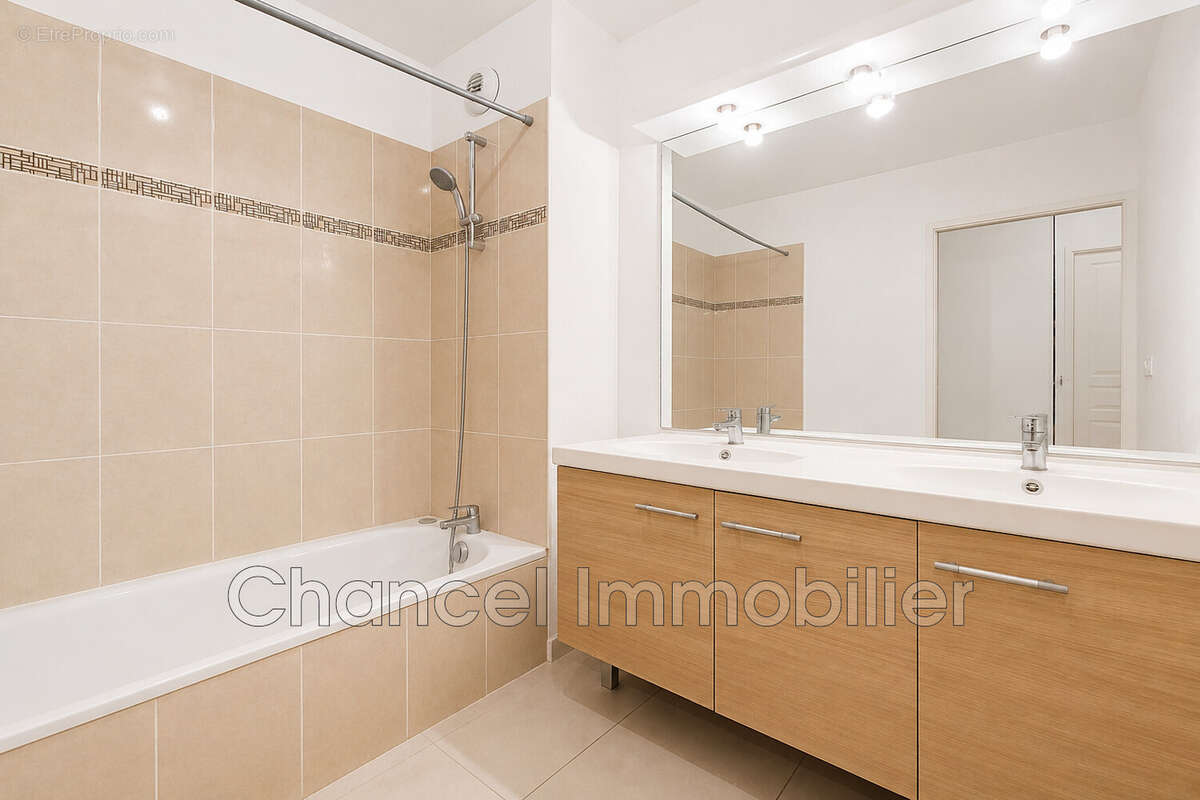 Appartement à SAINT-LAURENT-DU-VAR