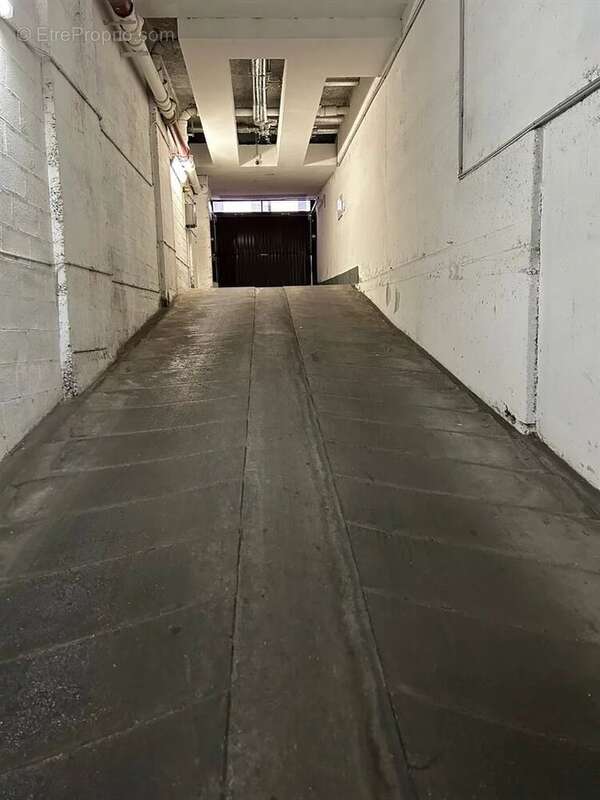 Parking à PARIS-11E