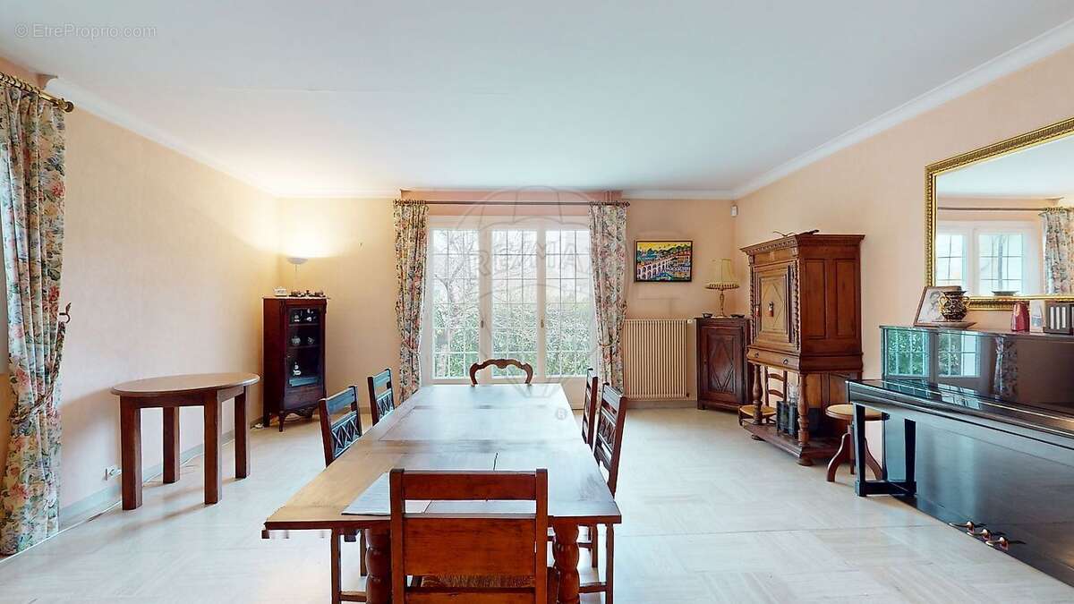 Maison à SAINT-PRYVE-SAINT-MESMIN