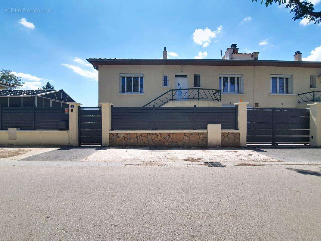 Maison - Mitoyenne - 3 Chambres - Buanderie - Abri de jardin - Jardin - Garage - Proche toutes commodités - photo 2