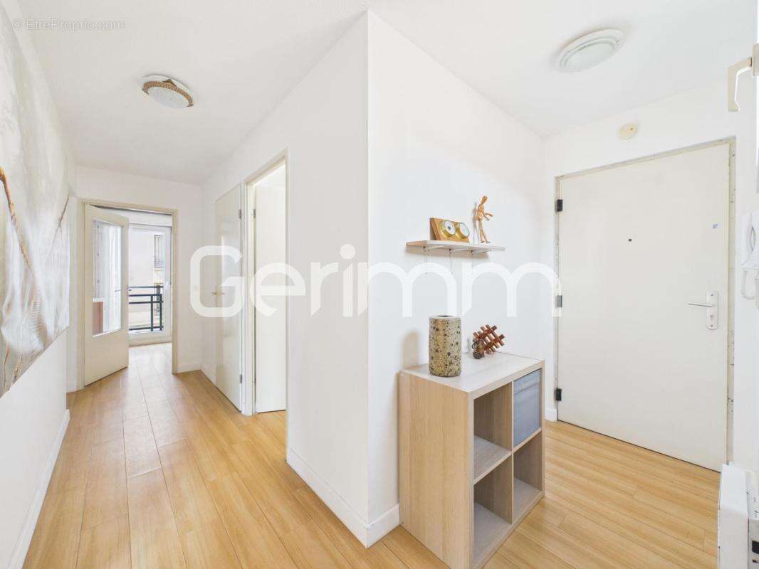 Vente - Appartement - 2 pièces + cuisine - 50 m² - 110 000 € - - photo 2