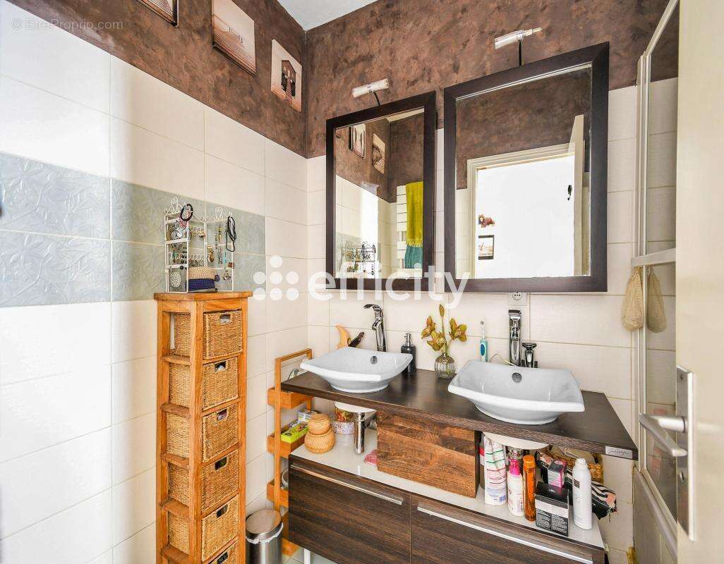 Appartement à COURBEVOIE