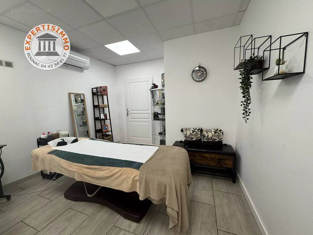 Commerce à LA FARE-LES-OLIVIERS