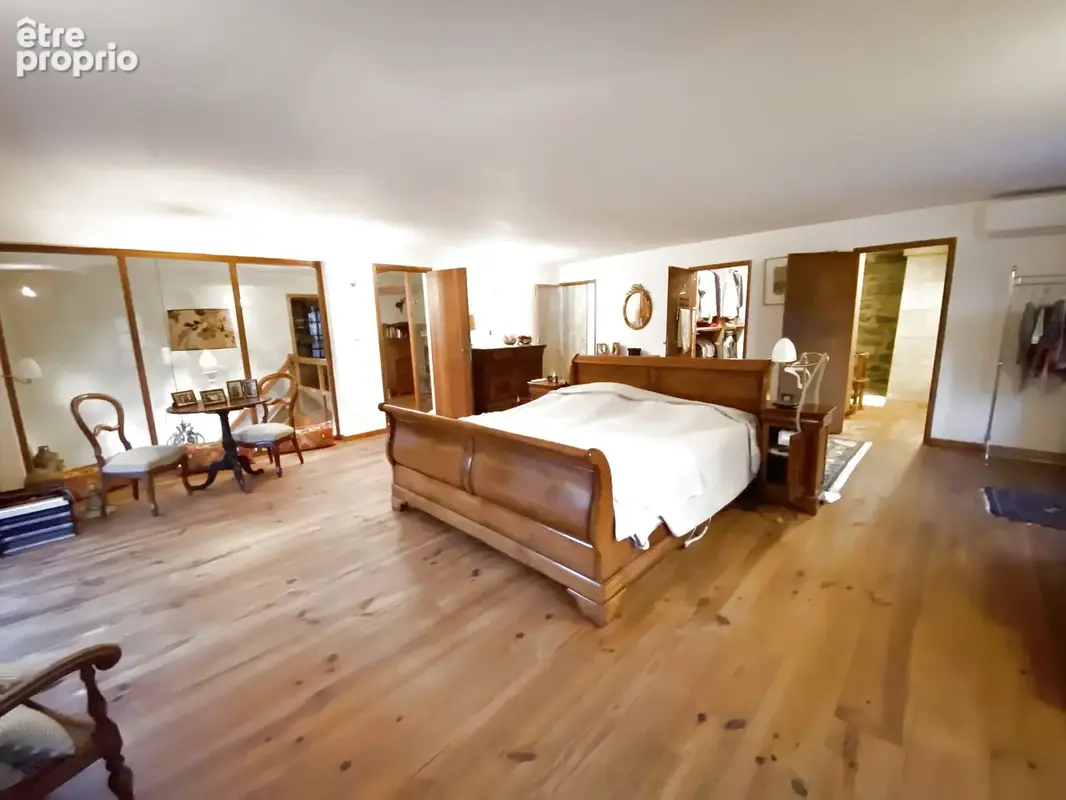 Dans un Domaine fortifiée médiéval, maison en pierres avec 249m2 habitables avec jardin privatif et paysagé - photo 19