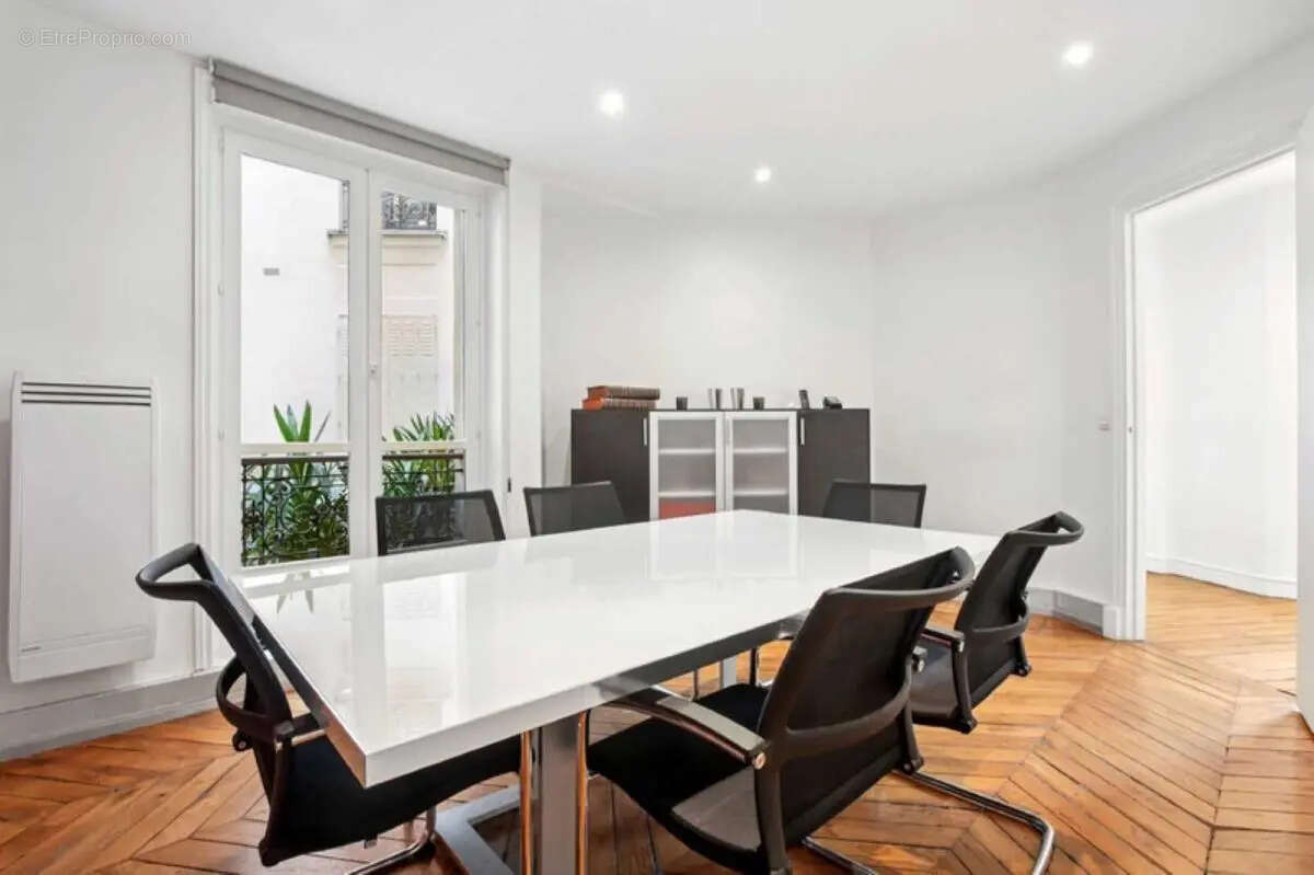 Commerce à PARIS-8E