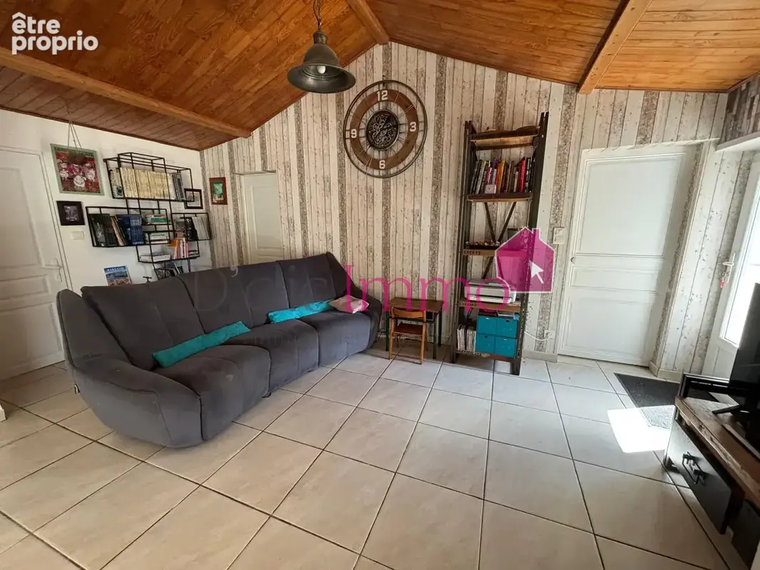 SOULLANS - Authentique longère avec double garage et dépendances, terrain de 1700 m2 - 4 chambres à 400 m du b - photo 5