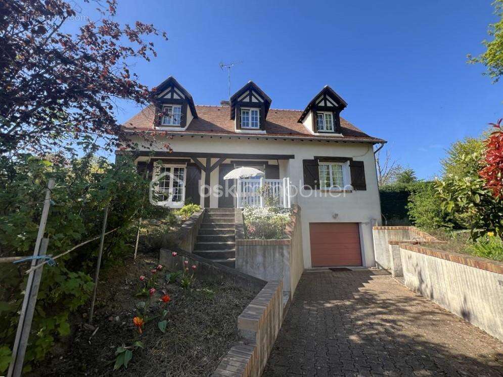 Maison à SAINT-JEAN-DE-BRAYE