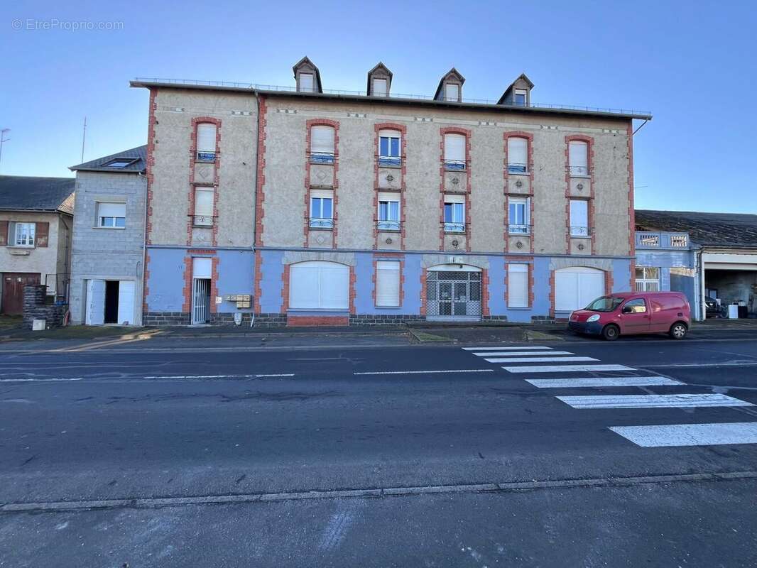 Appartement 824 m² à Mauriac  - photo 2