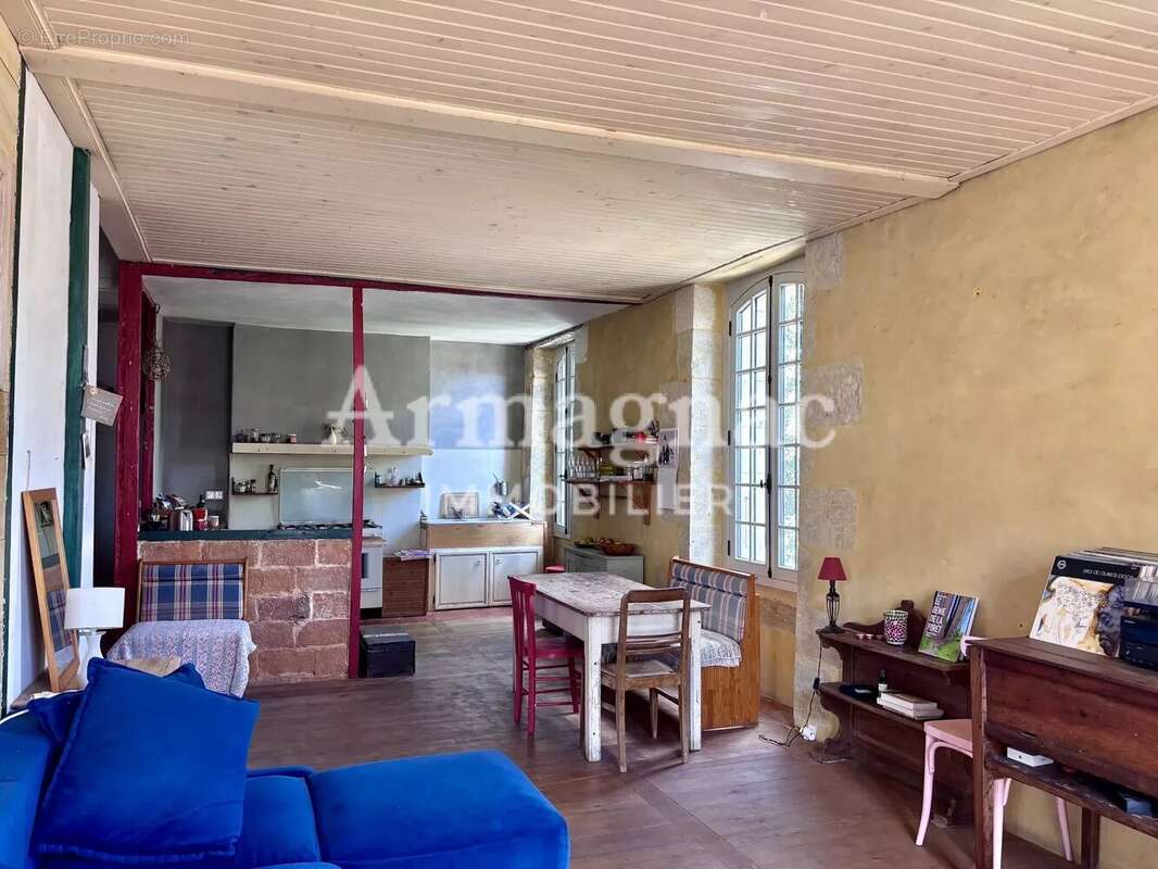 Maison à VIC-FEZENSAC