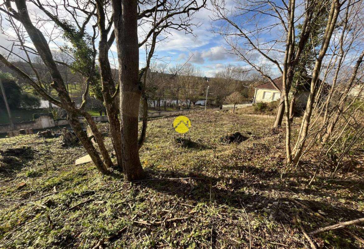 Terrain à CHATEAUNEUF-SUR-CHER