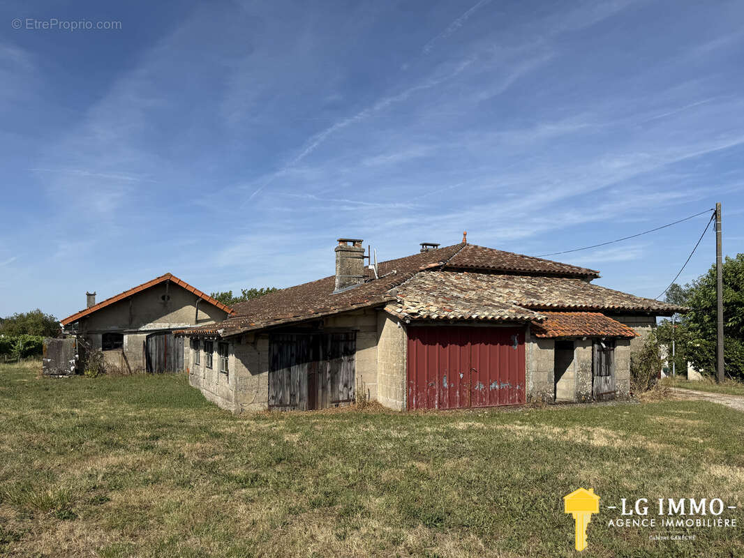Maison charentaise à fort potentiel   106 m2 habitables & 600 m2 de dépendances - photo 25