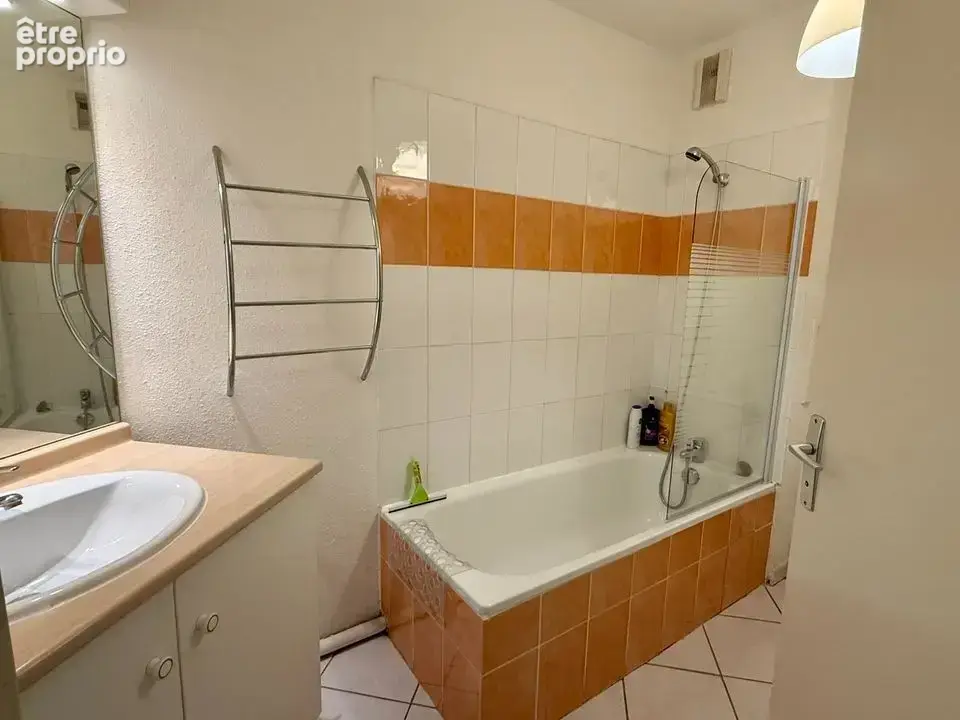 À découvrir sans tarder : superbe T2 rénové et meublé à - photo 10