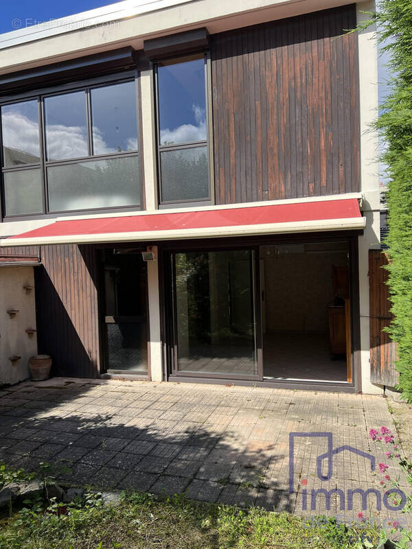 Appartement à SAINT-PRIEST-EN-JAREZ